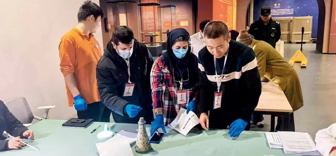 印权斌（右）在内蒙古博物院参与布展。图/受访者提供